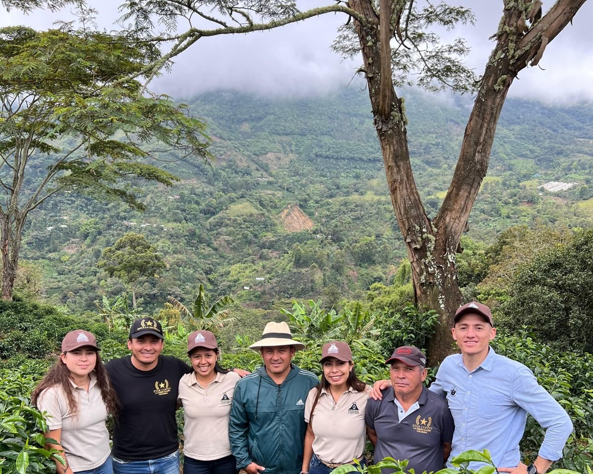 Productores y equipo PROCAAL entre cafetales con las montañas de Nariño al fondo