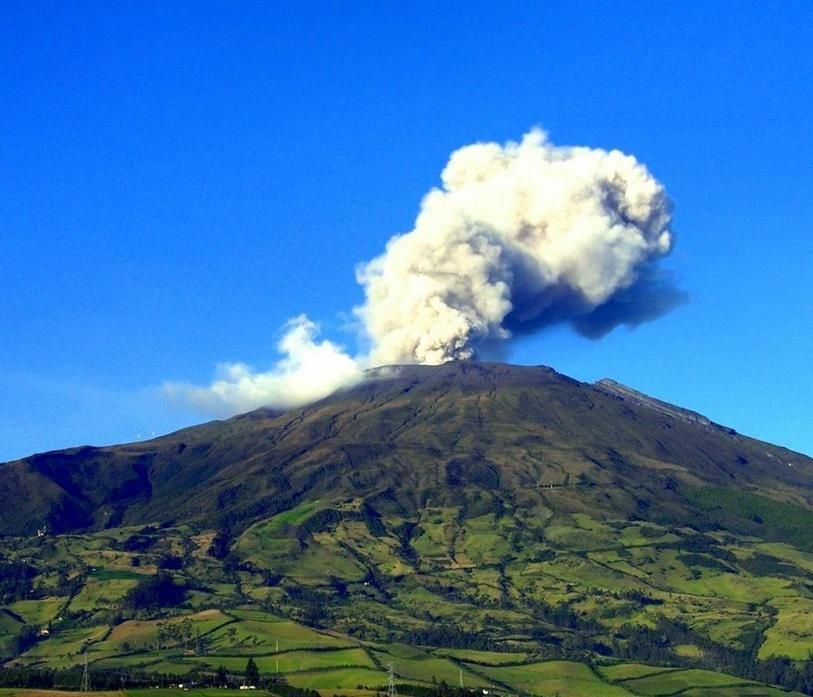 Volcán Galeras con fumarola sobre el paisaje de Nariño